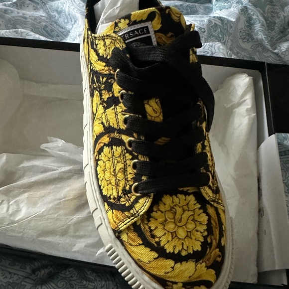 $595 NWT BRAND NEW VERSACE SNEAKERS (40 7m or 9w) - Picture 2 of 9